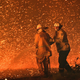 Dos bomberos trabajan para sofocar uno de los incendios de Australia de 2020